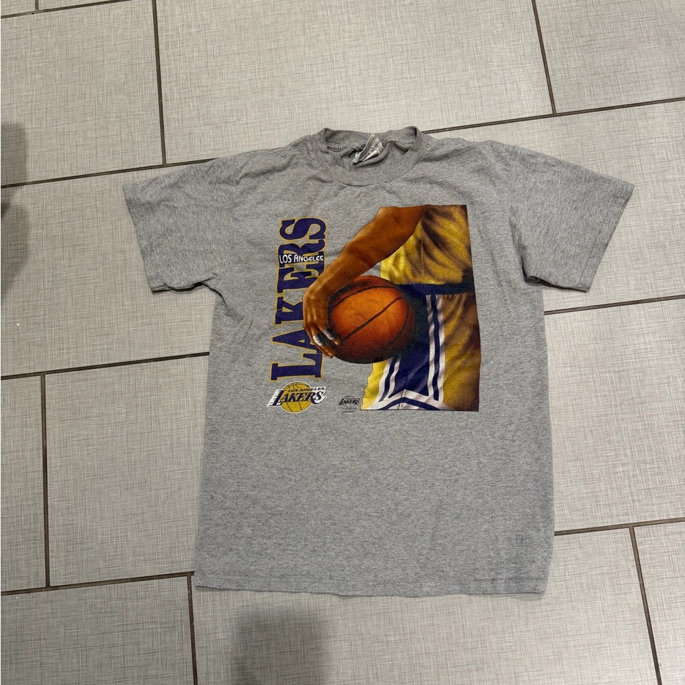 Grey vintage Los Angeles Lakers tee fits like a men’s small